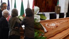 Familiares, amigos e leitores começaram a chegar ao Salão Júlio de Castilhos para dar o último adeus ao autor - Imagem: Jefferson Botega/Agência RBS