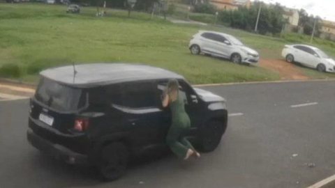 Vendedora é arrastada por carro após tentar impedir fuga de cliente com cosméticos - Imagem: Reprodução/UOL