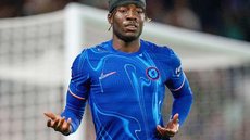 Noni Madueke, que marcou 20 gols em 92 jogos pelo Chelsea, inicia nova fase em sua carreira no Arsenal - Foto: Reprodução