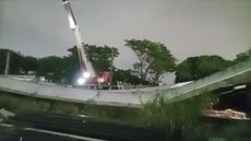 Parte da estrutura do viaduto em construção desabou durante obra no Corredor dos Couros, em São Bernardo do Campo. - Imagem: Reprodução / TV Globo