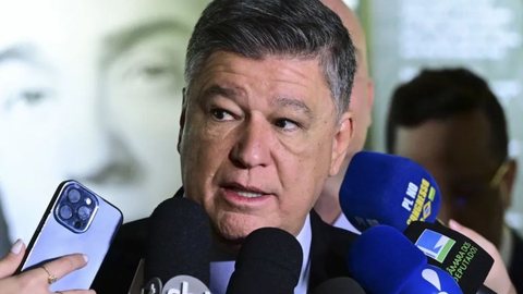 O senador Carlos Viana entrega o relatório da CPMI do INSS mesmo após rejeição. - Imagem: Reprodução/Agência Senado.