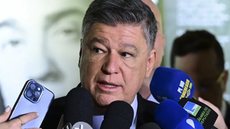 O senador Carlos Viana entrega o relatório da CPMI do INSS mesmo após rejeição. - Imagem: Reprodução/Agência Senado.