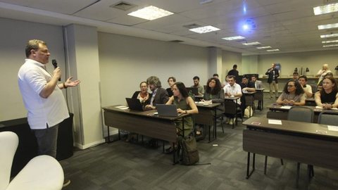Leandro Mazzini, diretor executivo da e-mundi,  abriu o evento e especialistas discorreram sobre o tema para jornalistas de várias regiões do Brasil - Imagem: Reginaldo Pimenta