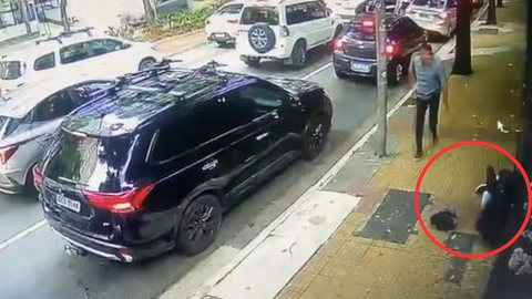 diplomata inicia sua recuperação em casa - Imagem: Reprodução / Câmera de Segurança