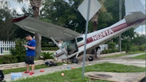 Vídeo: Avião cai em avenida da Flórida - imagem: reprodução Twitter @OCFireRescue
