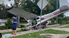 Vídeo: Avião cai em avenida da Flórida - imagem: reprodução Twitter @OCFireRescue