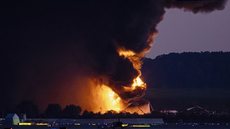 Imagens do acidente mostram uma intensa coluna de fumaça - Imagem: Reprodução / X / @SecDuffy