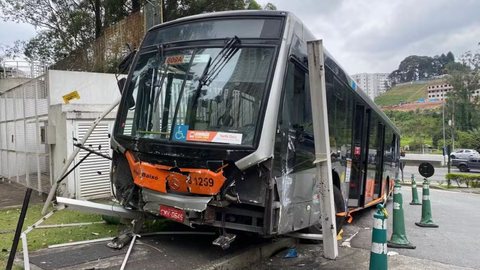 Após perder o controle, o ônibus colidiu com diversos carros e motociclistas - Imagem: Reprodução / TV Globo / Abraão Cruz