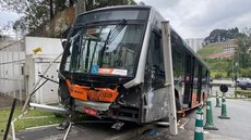 Após perder o controle, o ônibus colidiu com diversos carros e motociclistas - Imagem: Reprodução / TV Globo / Abraão Cruz