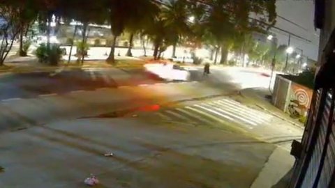 Motorista fugiu do local, mas foi identificado e preso por homicídio e omissão de socorro - Imagem: Reprodução / Câmera de Segurança