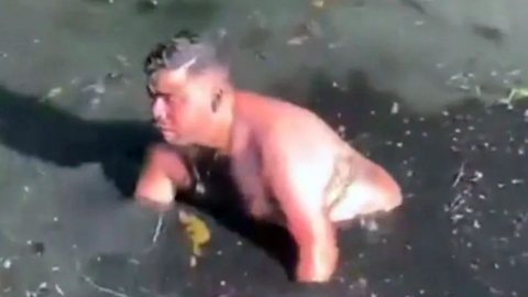 VÍDEO - homem faz 'pescaria no esgoto' para resgatar celular - Imagem: reprodução redes sociais