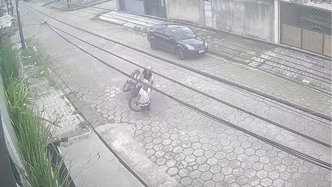 Idosa morre atropelada por motociclista em São Vicente - Imagem: Reprodução / Câmera de Segurança