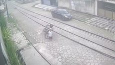 Idosa morre atropelada por motociclista em São Vicente - Imagem: Reprodução / Câmera de Segurança