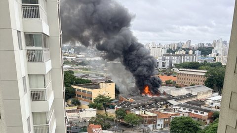 Incêndio de grandes proporções consome loja de flores na Mooca - Imagem: Reprodução / X / @adanidisse