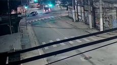 Jovem morre após colidir em ônibus municipal - Imagem: Reprodução / Câmera de Segurança