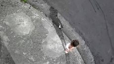Câmeras de segurança registraram a criança descalça e chorando na rua - Imagem: Reprodução / TV Globo