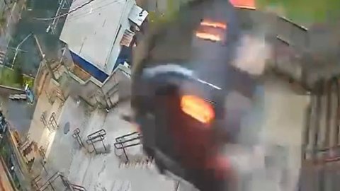 Imagens de câmeras de segurança mostram o momento em que o carro cai - Imagem: Reprodução / Redes Sociais