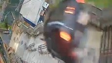 Imagens de câmeras de segurança mostram o momento em que o carro cai - Imagem: Reprodução / Redes Sociais