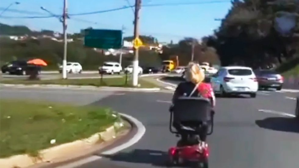 VÍDEO - idosa é flagrada dirigindo carrinho elétrico em avenida de SP - Imagem: reprodução g1