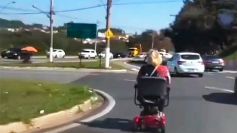 VÍDEO - idosa é flagrada dirigindo carrinho elétrico em avenida de SP - Imagem: reprodução g1