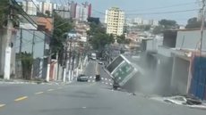 Ônibus descontrolado tomba em São Paulo - Imagem: Reprodução / Instagram / @zonaleste24h