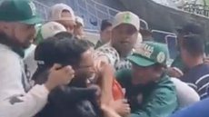 Vídeo: Palmeirenses agridem torcedor do flamengo infiltrado - imagem: reprodução Twitter