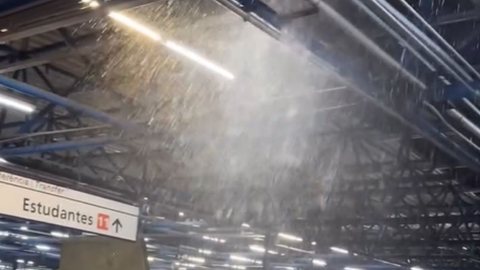 Temporal causa infiltração e vazamentos na Estação Barra Funda - Imagem: Reprodução / Instagram / @torrie.f_