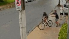 estemunha agride adolescente após furto de corrente de ouro - Imagem: Reprodução / Câmera de Segurança