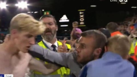 Vídeo: Torcedor derruba filho ao tentar abraçar jogador na Inglaterra - imagem: Reprodução UOL