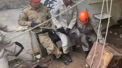Um vídeo mostra o exato momento que o baú é retirado da terra com o corpo de Jefferson Machado. - Imagem: reprodução I Youtube canal UOL
