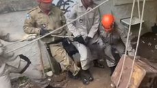 Um vídeo mostra o exato momento que o baú é retirado da terra com o corpo de Jefferson Machado. - Imagem: reprodução I Youtube canal UOL