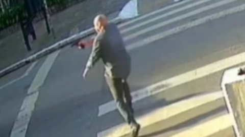 Um segurança armado atuou rapidamente para impedir um roubo de celular na Alameda Barros, em São Paulo - Imagem: @portalstaceciliabarrafunda/ Instagram / Reprodução