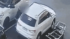 Estacionamento de supermercado na Zona Sul de São Paulo onde mulher foi sequestrada na tarde desta terça-feira (6) - Imagem: Reprodução