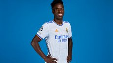 Torcida do Real Madrid prepara mosaico no Santiago Bernabéu em apoio a Vinícius Júnior após denúncia de racismo. - Imagem: Reprodução