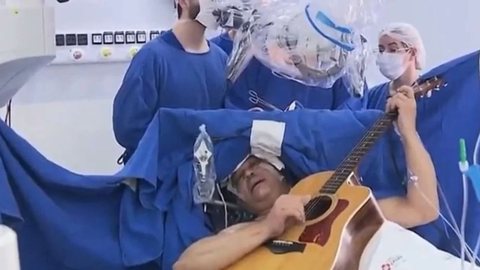 VÍDEO - produtor musical emociona ao tocar violão durante cirurgia delicada no cérebro - Imagem: reprodução Twitter