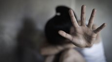 Com 6.904 casos de feminicídios em 2025, a lei busca enfrentar a escalada de violência e proteger os direitos das mulheres no Brasil - Imagem: Reprodução/Freepik