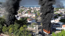 Ônibus incendiados bloqueiam rodovia em Jalisco após onda de ataques atribuídos ao cartel CJNG - Imagem: Reprodução | REUTERS