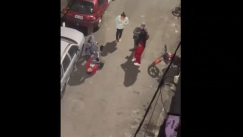 A Polícia Militar instaurou uma investigação para apurar o caso e avaliar o afastamento dos policiais envolvidos na abordagem violenta - Imagem: Reprodução