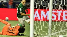 Veiga faz o terceiro gol palmeirense - Foto: Marcos Ribolli