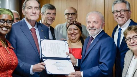 Presidente Luiz Inácio Lula da Silva participa de cerimônia no Palácio do Planalto, onde recebe o certificado que reconhece a eliminação da transmissão vertical do HIV - Imagem: Reprodução/Ricardo Stuckert /PR