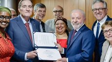 Presidente Luiz Inácio Lula da Silva participa de cerimônia no Palácio do Planalto, onde recebe o certificado que reconhece a eliminação da transmissão vertical do HIV - Imagem: Reprodução/Ricardo Stuckert /PR
