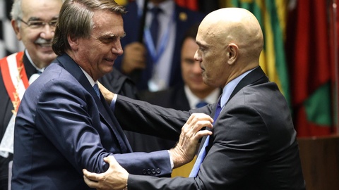 Alexandre de Moraes autorizou que Jair Bolsonaro receba Flávio Bolsonaro, a nora Fernanda e as duas netas em visita familiar - Imagem: Reprodução