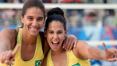 A dupla venceu a equipe canadense por 2 sets a 1 - Imagem: Reprodução / X / @luscas