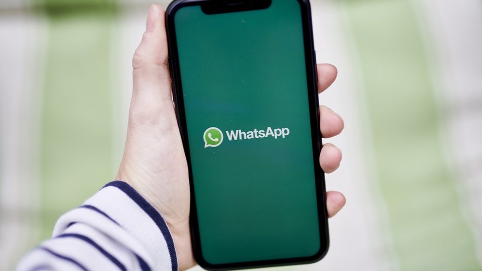 Aprenda a ativar a nova funcionalidade de privacidade no WhatsApp e mantenha suas interações mais seguras e controladas - Imagem: Gabby Jones/Bloomberg