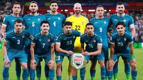 Seleção iraquiana perfilada para partida contra a Bolívia, pela repescagem da Copa do Mundo de 2026 - Imagem: Reprodução/Hector Vivas - FIFA via Getty Images