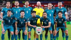 Seleção iraquiana perfilada para partida contra a Bolívia, pela repescagem da Copa do Mundo de 2026 - Imagem: Reprodução/Hector Vivas - FIFA via Getty Images
