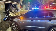 Carro capota e invade açougue após acidente no Tatuapé, bairro da Zona Leste de São Paulo - Imagem: Reprodução/Rafael Castro e Johan Carlos/TV Globo