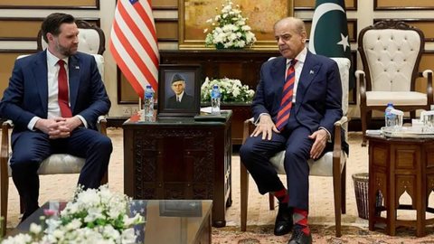 Vice-presidente dos EUA, J.D. Vance e o premiê do Paquistão, Shehbaz Sharif - Imagem: Reprodução/Jacquelyn Martin / POOL / AFP via Getty Images