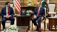 Vice-presidente dos EUA, J.D. Vance e o premiê do Paquistão, Shehbaz Sharif - Imagem: Reprodução/Jacquelyn Martin / POOL / AFP via Getty Images