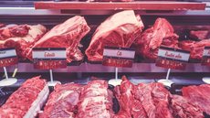 China libera frigoríficos brasileiros e retoma importação de carne bovina após suspensão - Imagem: Reprodução/Lukas Budimaier/Unsplash